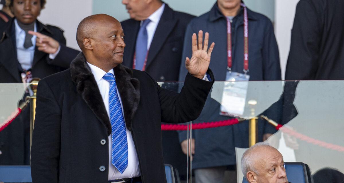 Patrice Motsepe tape du poing sur la table