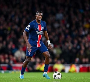 Le défenseur équatorien Willian Pacho restera au Paris Saint-Germain