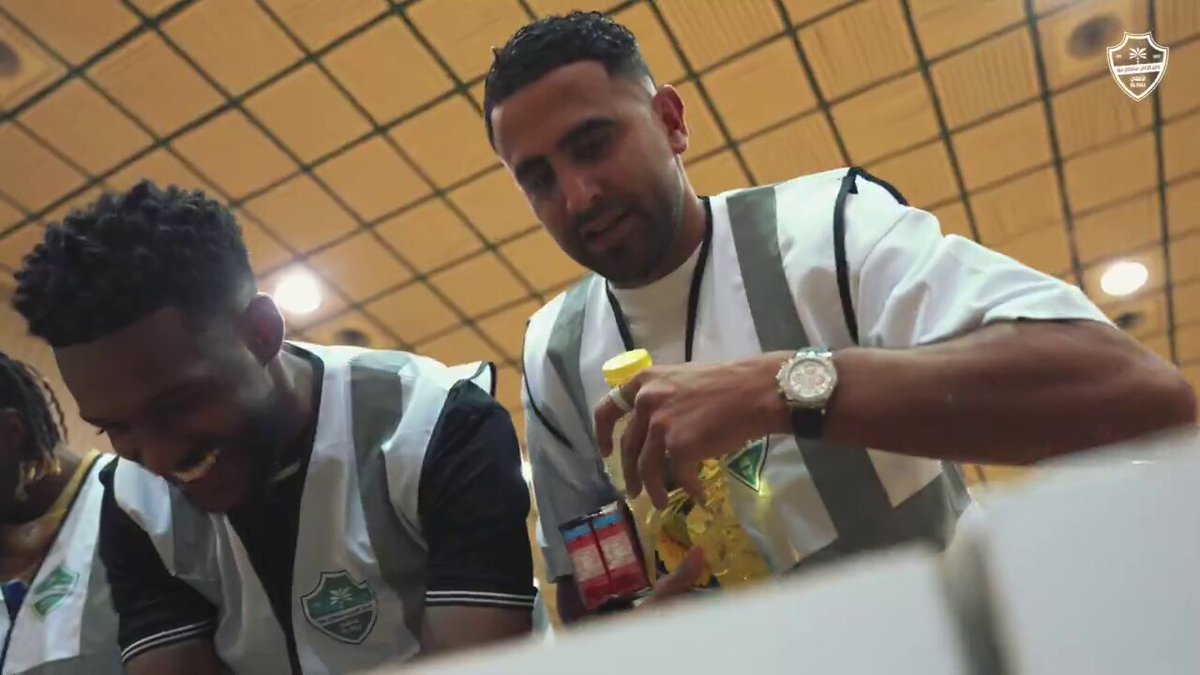 Riyad Mahrez participe à la distribution de colis alimentaires pour le Ramadan