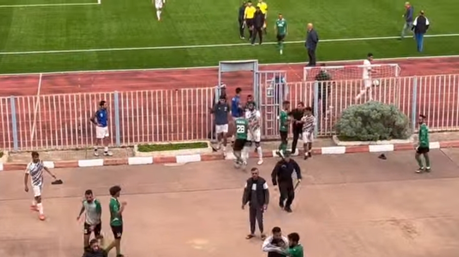 Terrain de football ou ring de boxe ?