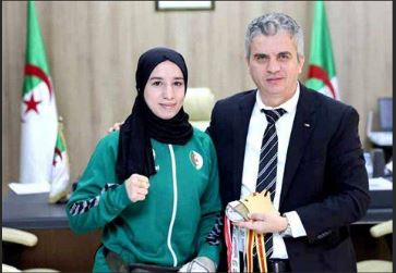 la boxeuse Fatiha Mansouri honorée par les autorités de la wilaya de Mascara