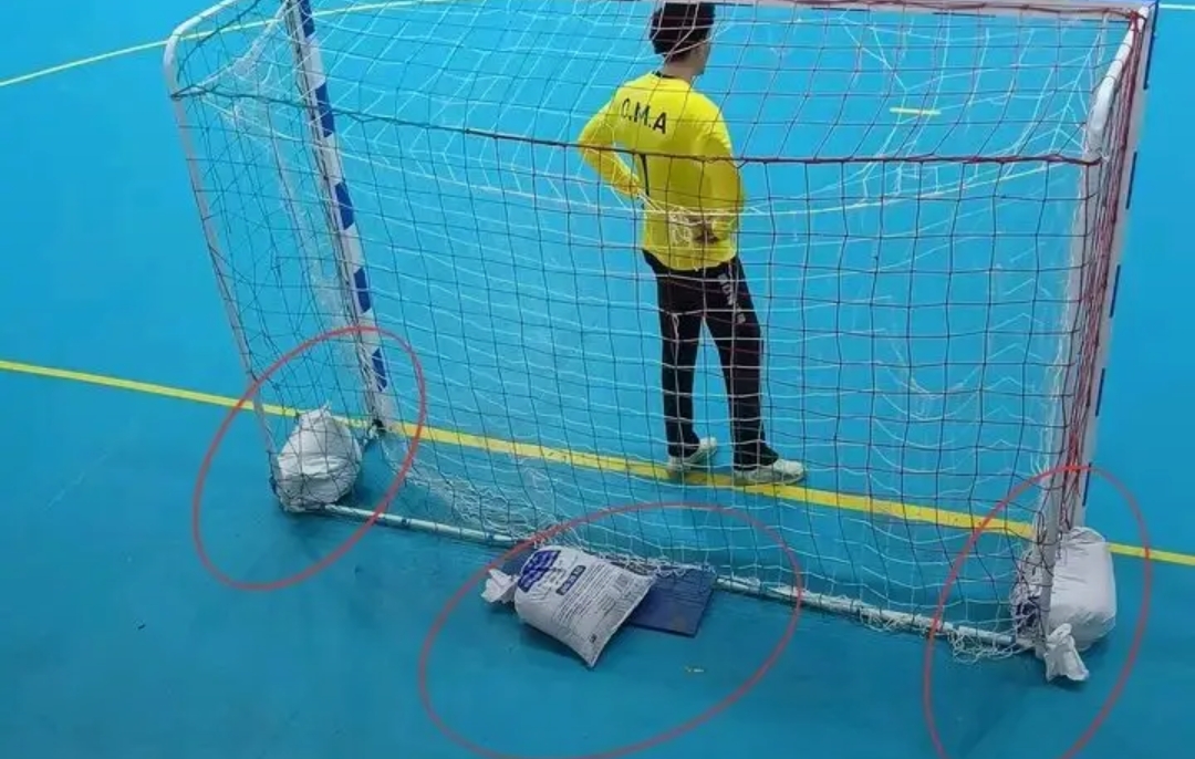 Sacs de sable et filets troués : Le triste visage du Handball